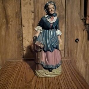 Figurine, Grandma lady, small chip on head
